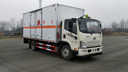 大力牌DLQ5120XRQCA6型易燃?xì)怏w廂式運(yùn)輸車